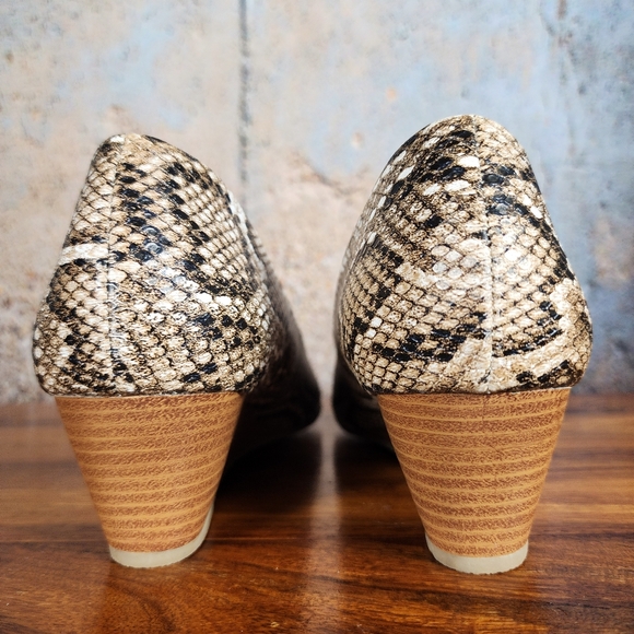 Journee Collection Snake Pattern Wedge 11 - Picture 4 of 11